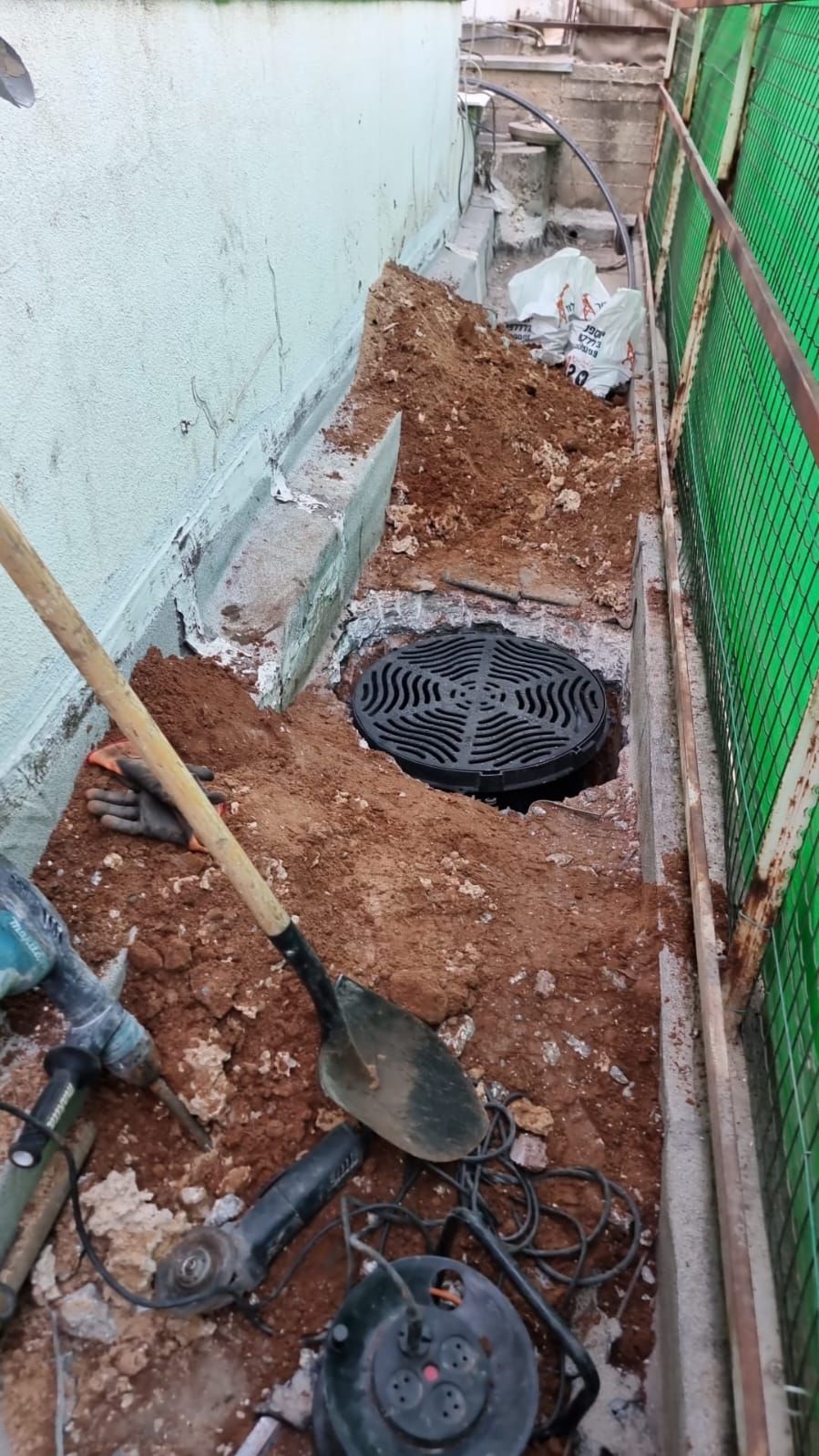 בור משאבה פתוח בזמן עבודה, עם המשאבה והציוד בשטח